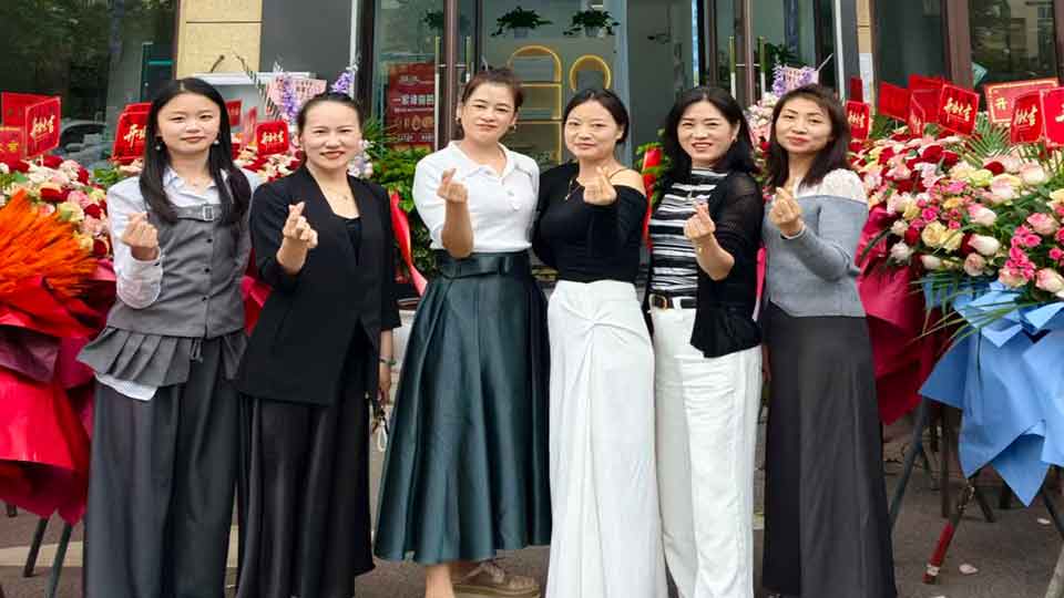 健身女性使用智能体脂秤,AI定制减重方案实时显示